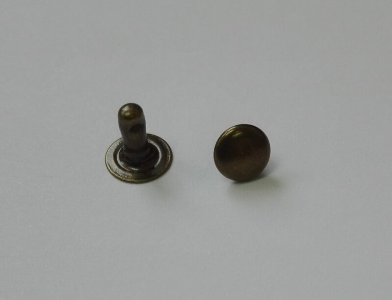 Dutý nýt otevřený se zákusem 2,5x7 stará mosaz