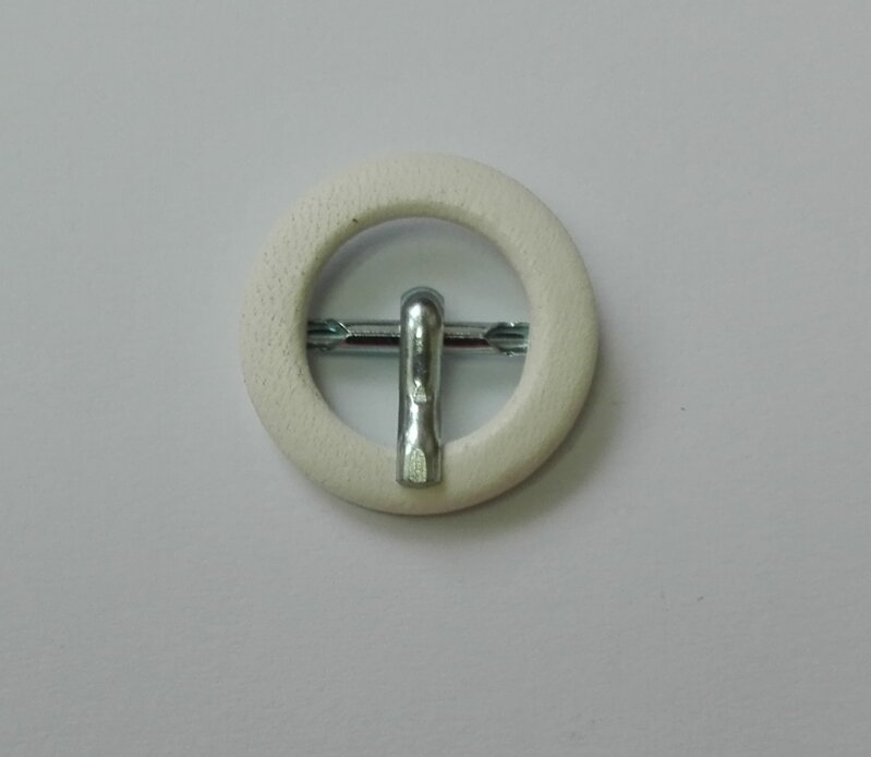 Přezka 4952/14 hliníková slitina potažená bílou kůží