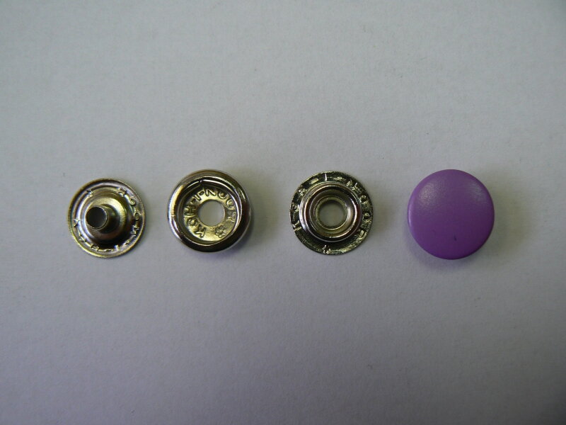 Knoflik stiskací AM 6/15 sv. fialová RAL 1994